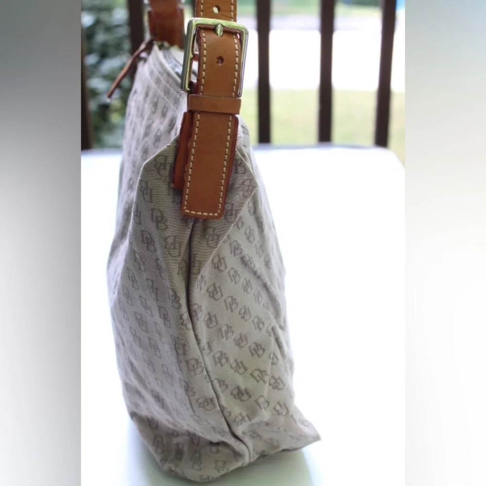 Dooney & Bourke logo hobo bag